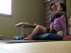 覗き撮られた汗ばむSEX！熟年同士だからこそ燃え上がる禁断の濃密不倫vol.2　サンプル画像03